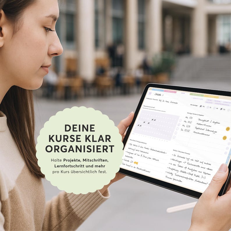 May include: A woman holding a tablet with a digital planner open. The screen displays notes and a calendar. A light green scalloped circle with the text "DEINE KURSE KLAR ORGANISIERT" is in the foreground. The text below reads "Halte Projekte, Mitschriften, Lernfortschritt und mehr pro Kurs &uuml;bersichtlich fest."