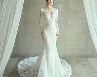 Robe de mariée sirène en dentelle à manches longues avec surjupe amovible Robe de mariée élégante à encolure festonnée sur mesure