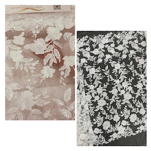 Puede incluir: Tela de encaje floral blanco con detalles de flores y hojas en 3D. El encaje presenta un delicado patr&oacute;n de flores y hojas bordadas, con sutiles acentos de lentejuelas. La tela es adecuada para vestidos de novia y otras prendas de ocasi&oacute;n especial.