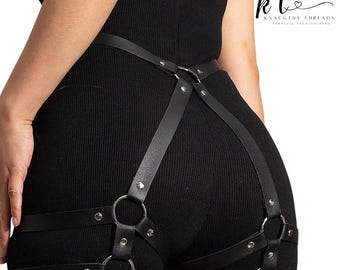 Cinto de couro para o corpo feminino, com alças para cintura e perna.