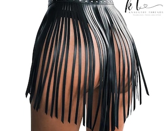 Conjunto de lingerie feminina sexy em couro preto com cinto e saia, estilo fetichista gótico bondage para balada.