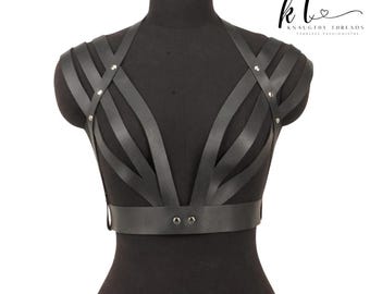 Cinto feminino ajustável em couro para cintura e ombros, estilo punk moderno.