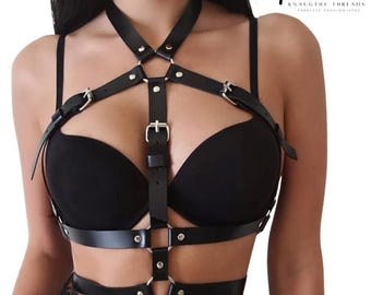 Lingerie de couro sintético com arnês: cinto espartilho gótico