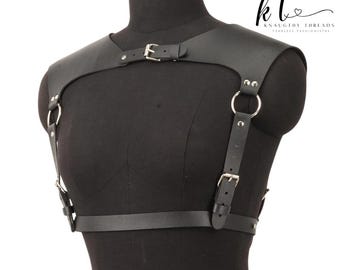 Arnês de peito de couro elegante, cinto ajustável feminino da moda
