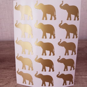Può includere: Una tazza di ceramica bianca con manico nero e la scritta "But First, Coffee" in nero, in grassetto. La tazza è su una superficie bianca.