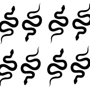 Op de afbeelding: Acht zwarte slangen silhouetten op een witte achtergrond. Elke slang is opgerold in een kronkelende vorm, met een driehoekige kop en een taps toelopende staart. De slangen zijn gelijkmatig verdeeld en creëren een herhalend patroon.