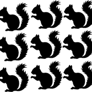Pode incluir: Um padrão repetido de nove silhuetas de esquilos pretos sobre um fundo branco. Cada esquilo é retratado em perfil, com uma cauda espessa e uma postura sentada. O design é simples e gráfico.