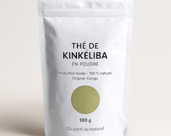 Op de afbeelding: Een witte zak met Kinkéliba-thee in poedervorm. De verpakking bevat de tekst "THÉ DE KINKÉLIBA EN POUDRE" en "Production locale - 100 % naturel Origine: Congo". De zak bevat 100 g thee en de tekst "Ma santé au naturel".