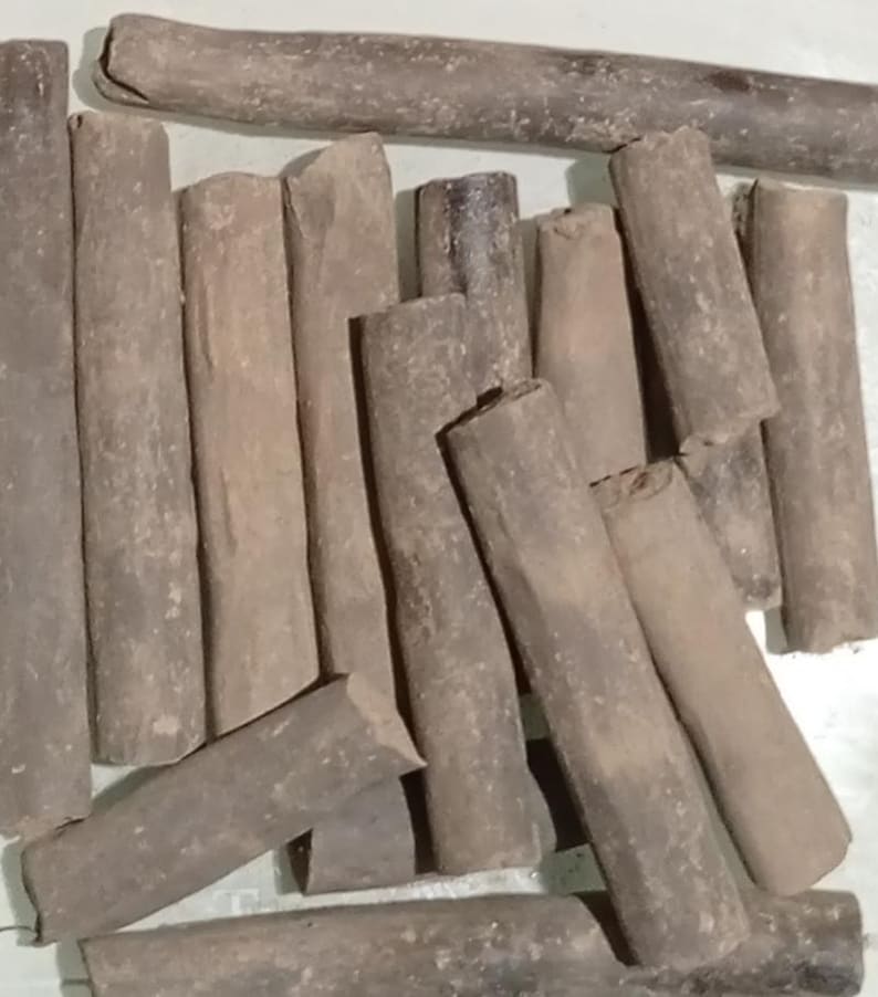 Pode incluir: Uma variedade de pe&ccedil;as de madeira cil&iacute;ndricas e desgastadas em tons de castanho e cinza. Algumas pe&ccedil;as s&atilde;o cortadas em &acirc;ngulo, enquanto outras t&ecirc;m uma forma mais natural e arredondada. A disposi&ccedil;&atilde;o sugere uma cole&ccedil;&atilde;o de materiais de artesanato r&uacute;sticos ou elementos decorativos.