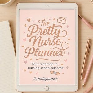 Op de afbeelding: Een digitale tablet toont "The Pretty Nurse Planner" met decoratieve harten en sterren. De tekst luidt "Your roadmap to nursing school success". Een stethoscoop, pennen en een kopje koffie zijn rond de tablet geplaatst.