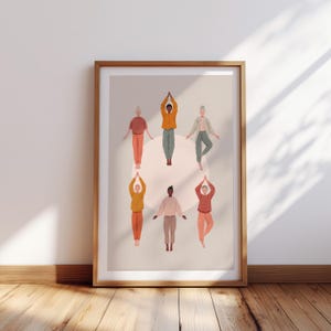 以下が含まれることがあります： ヨガのポーズをとる7人の人物が描かれた、額入りのアートプリント。人物は、オレンジ、イエロー、ピンクなど、さまざまな色で表現されており、背景はニュートラルです。木製のフレームに飾られており、作品に温かみを加えています。