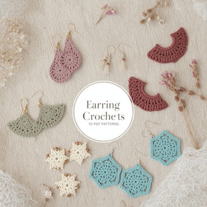 Può includere: Una collezione di orecchini all'uncinetto fatti a mano in vari colori e design, tra cui rosa, verde, crema e blu. L'immagine presenta una varietà di forme, inclusi motivi floreali e geometrici. Il testo "Earring Crochets" è visualizzato in un cerchio.