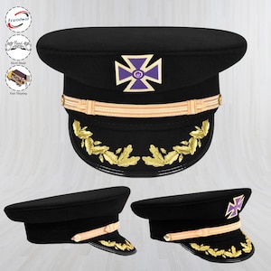 Op de afbeelding: Zwarte militaire hoed met een platte bovenkant, met een gouden band, gouden bladborduurwerk en een paars en goud embleem. De hoed wordt in meerdere hoeken weergegeven.