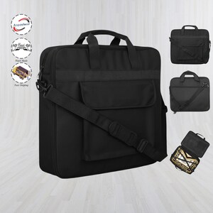 Könnte beinhalten: Schwarze Laptoptasche mit Schultergurt und Griff. Die Tasche hat eine große Vordertasche und eine kleinere Seitentasche. Die Tasche ist aus strapazierfähigem Material gefertigt und für den Transport eines Laptops und Zubehörs konzipiert.