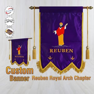Puede incluir: Bandera púrpura personalizada con flecos y borlas doradas. La bandera presenta una ilustración de una figura vestida con una túnica y la palabra "REUBEN". El texto "Custom Banner Reuben Royal Arch Chapter" se muestra en la parte inferior.