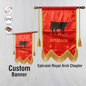 Könnte beinhalten: Rotes, individuelles Banner mit goldenen Fransen und Quasten. Das Banner zeigt eine schwarze Stier-Illustration und das Wort "EPHRAIM" in Gold. Der Text "Custom Banner" befindet sich unten links, und "Ephraim Royal Arch Chapter" rechts.