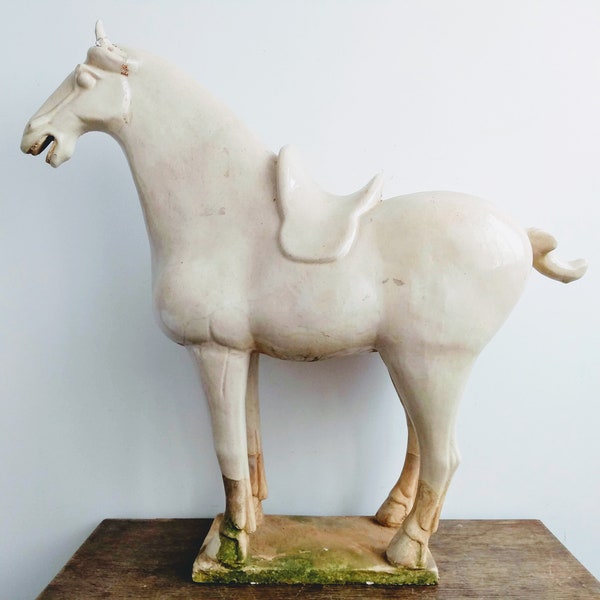 vintage chinois blanc crème grande argile terre cuite style Tang chevaux chevaux asiatiques ornement décoratif décoration vers les années 1950 / EVE d'Europe