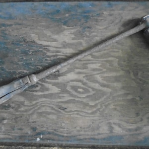 Martillo antiguo francés de gran tamaño, de madera, metal y cobre, para herrero, circa 1900-30 / EVE of Europe