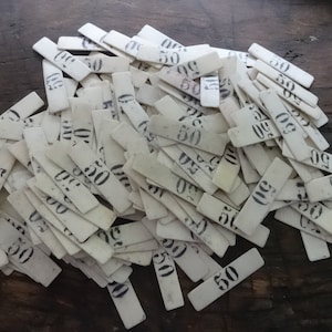 Contador de fichas de juego francés vintage, de un solo número, 50, de hueso bovino, rectangular, se vende individualmente, década de 1900 / EVE of Europe