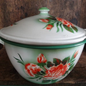 Peut inclure: Bol en faïence blanche avec un bord vert et un motif floral. Le bol a deux anses et un couvercle assorti avec un bouton.