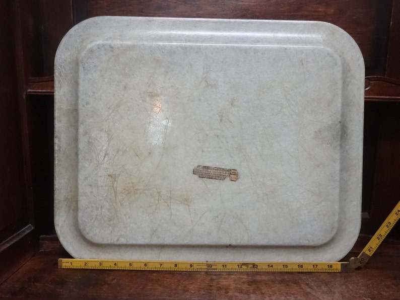 Puede incluir: Una bandeja rectangular blanca para servir con un borde ligeramente elevado. La bandeja est&aacute; hecha de un material texturizado y tiene un aspecto desgastado.