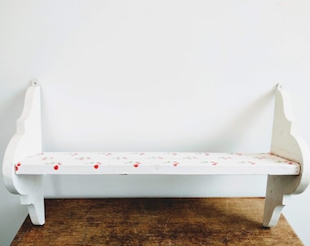 Estantería de madera vintage francesa pintada de blanco para fijar a la pared, unidad de exhibición, accesorio de presentación, circa 1970-80 / EVE of Europe