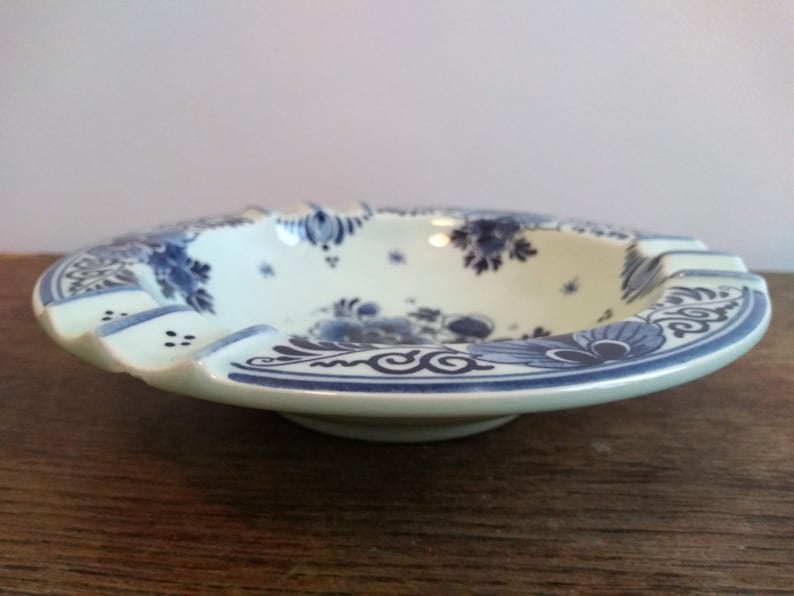Vintage Dutch Delft white blue flowers decorated ashtray with some damage circa 1970-80/'s English Shop