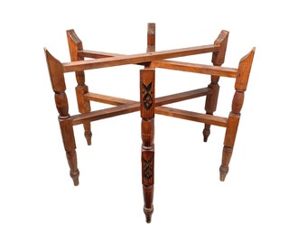 Table pliante vintage marocaine arabe ornée en bois, plateau, pieds de support, socle en bois foncé vers 1980-90 / EVE