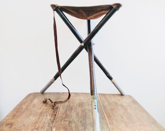 Vintage Französisch Jagd Shooting Angeln Camping Wandern Tragbarer Klapphocker Sitz Mit Schultergurt Tabouret circa 1970-80er Jahre / EVE