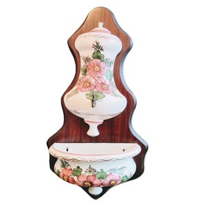 Vintage Franse grote houten plaquette keramische bloemen kleine gootsteen lavabo wastafel lettertype waterhouder wandpaneel c1970's / vooravond van Europa