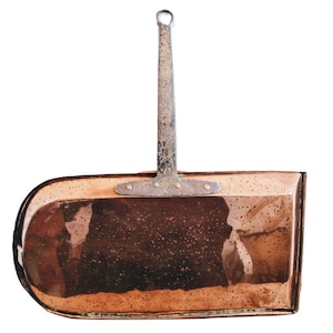 Plaque de cuisson suspendue en métal en cuivre, poêle à frire, casserole, casserole, cuisinière, plan de travail, cuisine française traditionnelle, c1940-50's / EVE of Europe
