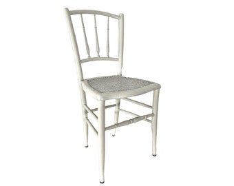 Chaise tressée vintage, peinte en blanc, Shabby Chic, usée, endommagée, exposition du socle vers les années 1940-50 / EVE