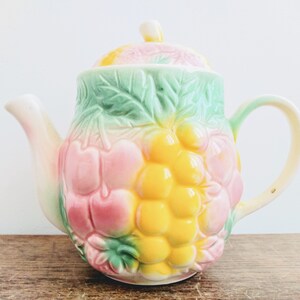 Bule de chá francês vintage Salins em cerâmica pastel com decoração de frutas, bule para chá da tarde, bolo, por volta de 1960 / EVE of Europe