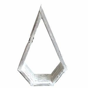 Peut inclure: Étagère murale blanche de forme losange. Fabriquée à partir d'un matériau texturé en couches, peut-être du bois ou du papier, avec une finition peinte vieillie. L'étagère est conçue pour être fixée au mur.