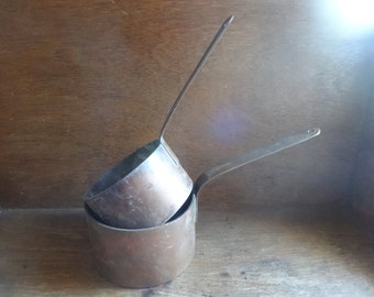 Juego de dos cacerolas colgantes pequeñas de cobre inglesas vintage para cocinar, ideales para salsas y huevos escalfados, circa 1940-50 / EVE of Europe