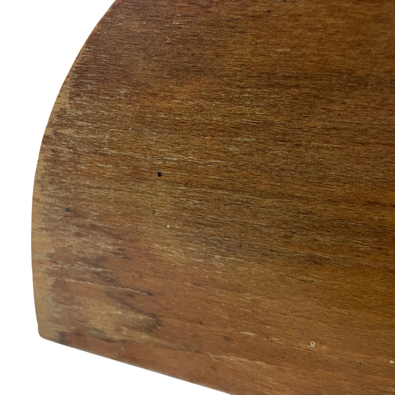 K&ouml;nnte beinhalten: Nahaufnahme eines Abschnitts einer Holzoberfl&auml;che. Das Holz hat eine warme braune Farbe mit sichtbarer Maserung und Textur. Die Kante des Holzes ist abgerundet, und die Oberfl&auml;che scheint abgenutzt zu sein.