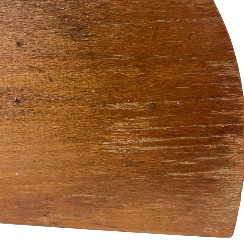 K&ouml;nnte beinhalten: Nahaufnahme eines Abschnitts einer Holzoberfl&auml;che. Die Holzmaserung ist sichtbar, mit einer Mischung aus hellen und dunklen Braunt&ouml;nen. Die Oberfl&auml;che weist einige Unvollkommenheiten und Abnutzungen auf, was zu ihrem rustikalen Aussehen beitr&auml;gt.