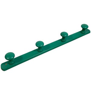 Peut inclure: Un porte-manteau en bois vert avec quatre boutons pour accrocher des objets.