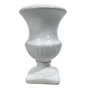 Puede incluir: Un jarrón de cerámica blanca con forma clásica de urna y base cuadrada. El jarrón es liso y tiene un acabado brillante.