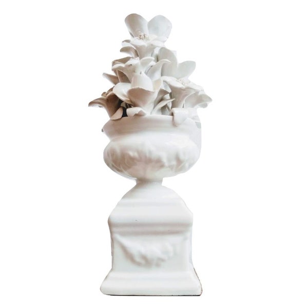 Vintage porcelaine de Chine orientale blanc de Chine fleurs asiatiques dans une urne vase figurine ornement délicat fleuri vers 1960-70 / EVE Europe