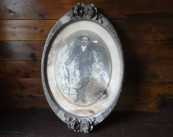Fotografia francese antica raffigurante un uomo/gentiluomo in una cornice ovale circolare in legno e gesso riccamente decorata, circa 1900 / EVE of Europe