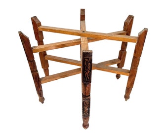 Table pliante marocaine de taille moyenne, grande et fleurie, plateau, pieds de support, socle en bois foncé vers les années 1970-80 / EVE