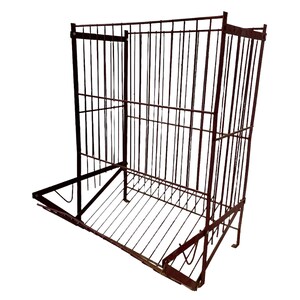 Puede incluir: Un estante plegable de metal rojo con un diseño de malla de alambre. El estante tiene un estante en la parte inferior y una sección rectangular alta con una puerta en la parte delantera.