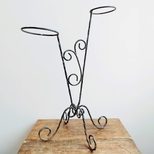 Vintage französischer schwarzer rostiger Metallboden kleiner Gartenblumentopfständer-Sockelhalter-Aufbewahrung circa 1980-90er Jahre / EVE of Europe
