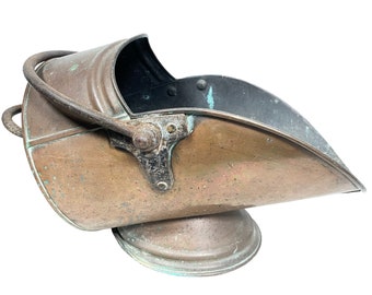 Può includere: Un secchio per carbone in rame vintage con manico. Il secchio ha una patina usurata e invecchiata ed è in buone condizioni.