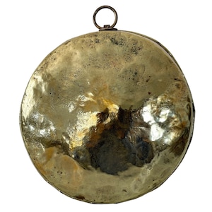 Peut inclure: Une casserole ronde en laiton martelé avec une boucle de suspension. La casserole a une patine usée et vieillie.