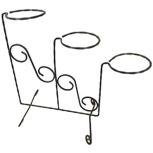 Può includere: Un portavasi in metallo nero con tre ripiani circolari. Il portavasi ha un design decorativo a spirale.