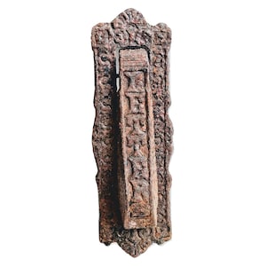 Antiguo buzón inglés pequeño de hierro metálico con tapa para buzón, con orificio para trampilla, para puerta de buzón, aldaba, circa 1900 / EVE of Europe