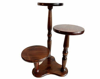 Vintage taiwanesischer Holz Blumentopfständer Dreifach Anzeige Regal Prop Look Sockel Blumenpflanze Tabouret circa 1980-90er Jahre / EVE