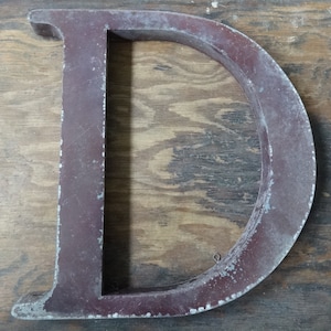 Letrero de tienda vintage francés de zinc rojo bergundí con letra D grande plateada, decoración de nombre, diseño, otros disponibles, c1960-1970 / EVE of Europe
